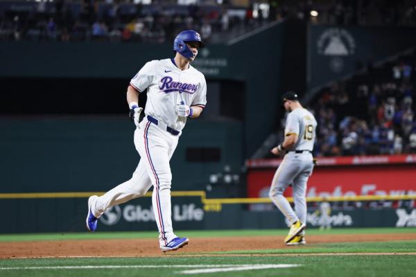 Corey Seager’s two homers guide Rangers past Pirates