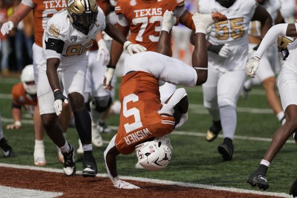 Arch Manning stokes No. 20 Texas to big lead, win against No. 9 Vanderbilt