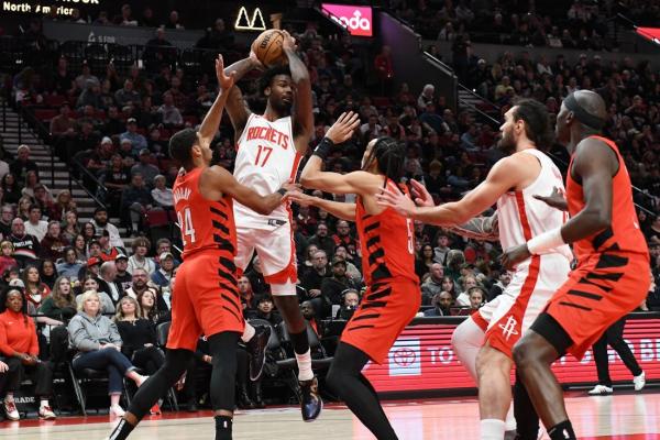 Rockets lean on stars to coast past Trail Blazers