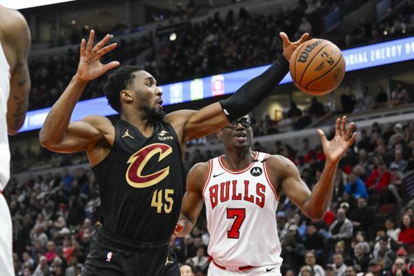 Down 15, Cavs surge past Bulls for 11th straight win