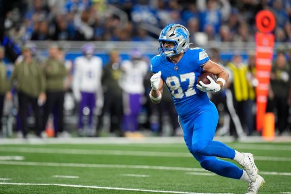 Lions TE Sam LaPorta (back) likely out for season