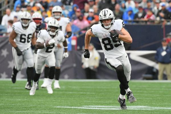 Raiders TE Brock Bowers ‘OK’ after being hit on knee