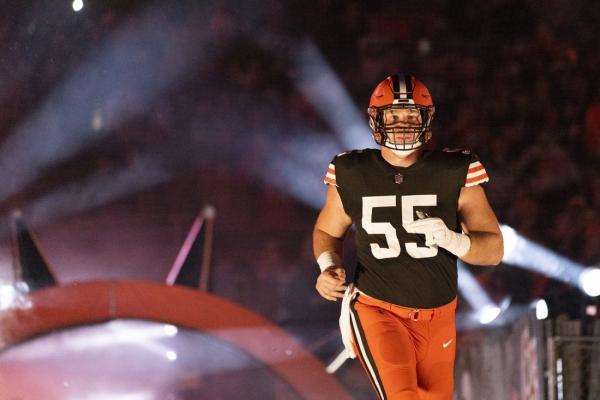 Browns starting C Ethan Pocic (knee) departs preseason game