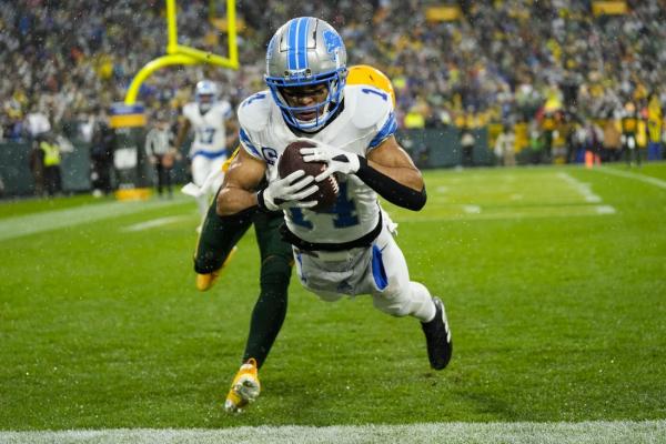 Lions out-execute Packers for win at rainy Lambeau