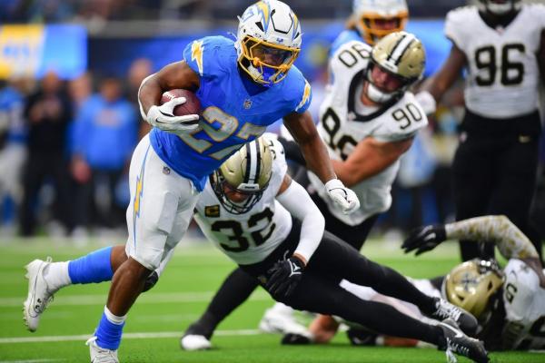 Justin Herbert helps Chargers dispatch struggling Saints