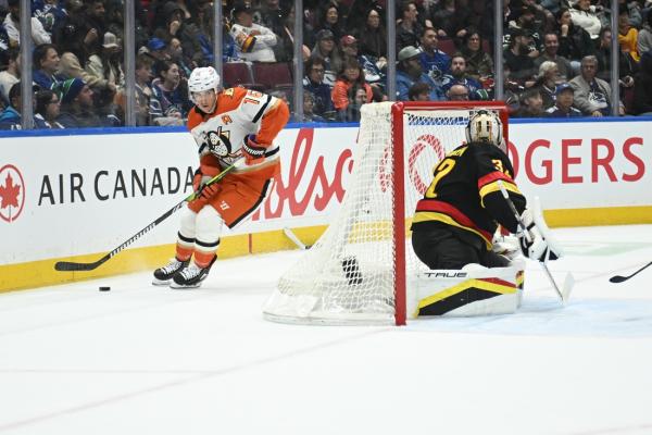 Canucks score 3 in 2nd period to edge Ducks