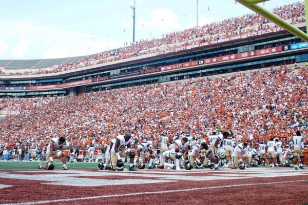 Quinn Ewers (3 TD), No. 4 Texas clobber Colorado State 52-0