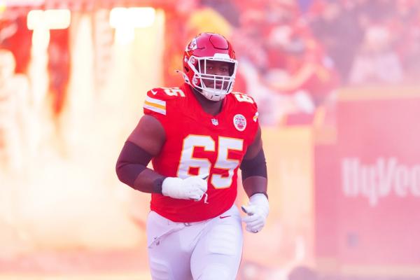 Reports: Chiefs to franchise tag guard Trey Smith