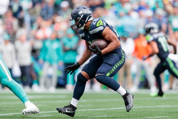 Seahawks smother Dolphins to improve to 3-0