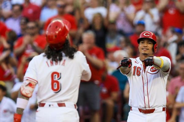 Reds hit five home runs, complete sweep of Cardinals thumbnail