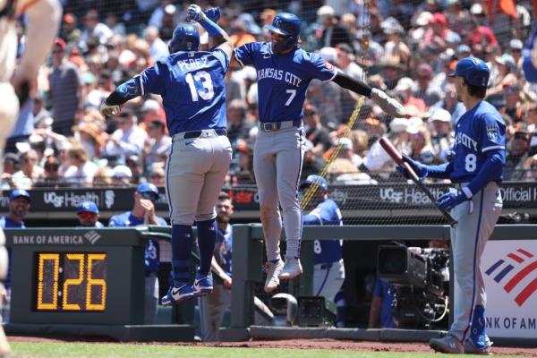 Hits keep coming as Royals double up Giants