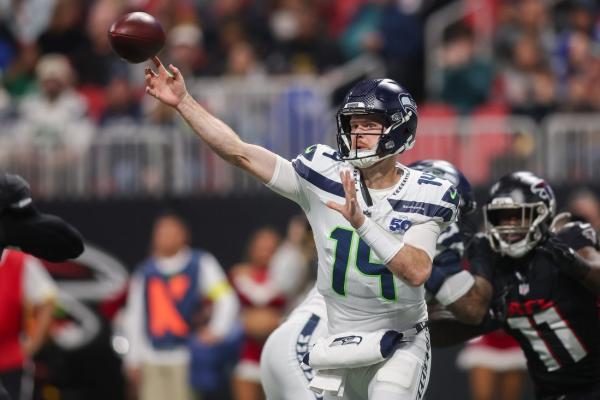 Seahawks dismantle Falcons after halftime, reach 10 wins
