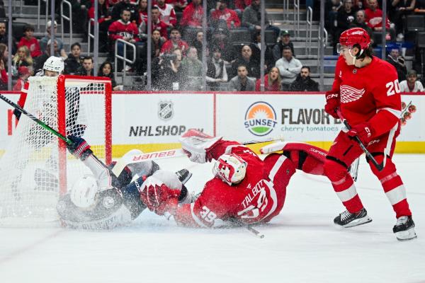 Blue Jackets top Red Wings to draw even in wild-card race