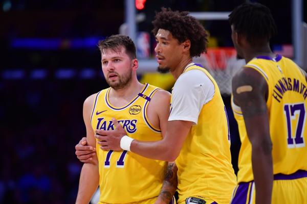 Lakers storm back, beat Knicks in OT for 8th straight win