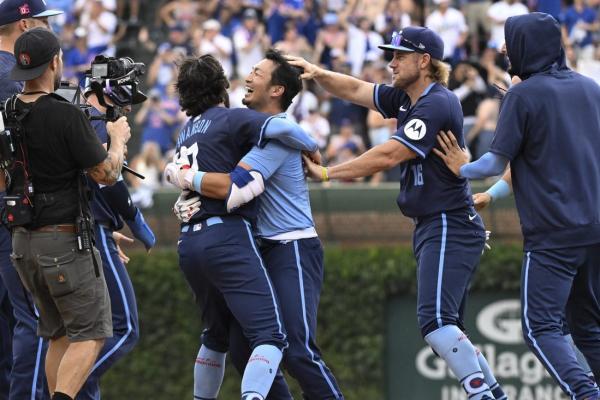 Cubs walk off vs. Blue Jays after blowing 3-run lead thumbnail