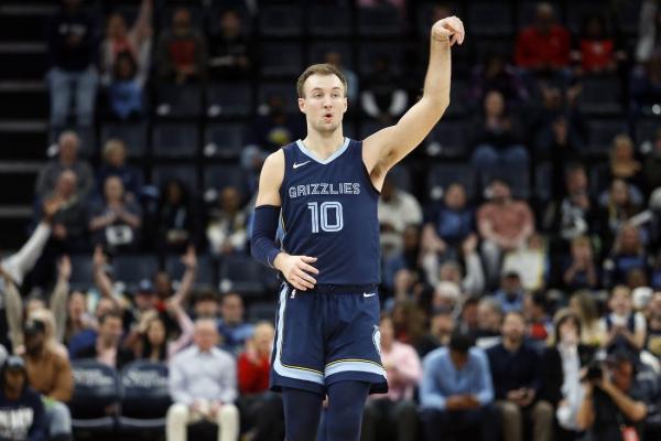 Report: Grizzlies re-sign G Luke Kennard for 2024-25 thumbnail