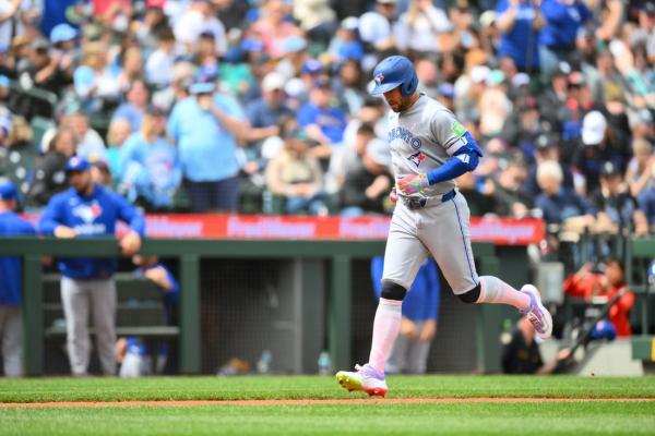 Blue Jays pound Mariners, complete 3-game sweep