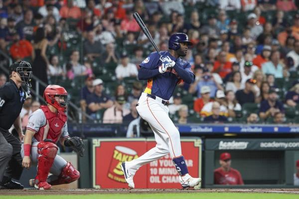 Astros All-Star OF Yordan Alvarez exits vs. Angels with apparent leg injury thumbnail