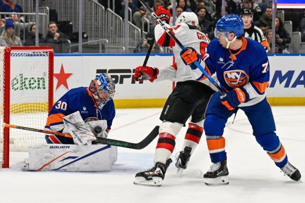 Fresh off 9-0 win, Isles begin 7-game trek vs. Predators
