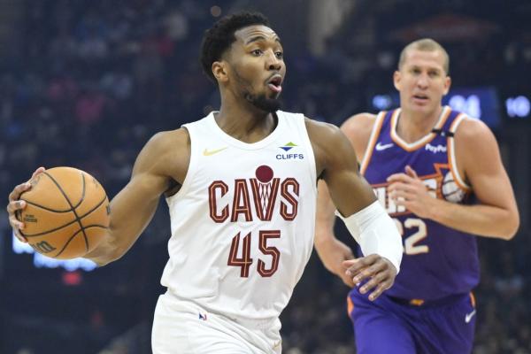 Donovan Mitchell (33 points) helps Cavaliers crush Suns