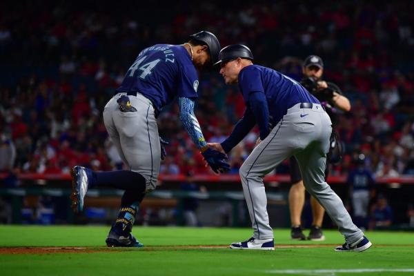 Mariners score 5 unearned runs in first inning to beat Angels thumbnail