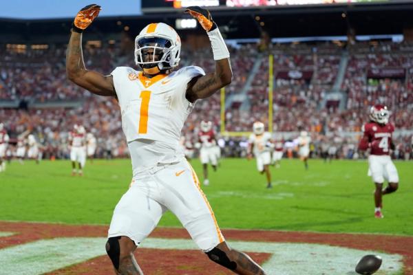 No. 6 Tennessee’s D stifles No. 15 Oklahoma in Sooners’ SEC debut