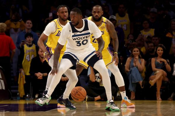 LeBron, Bronny James take floor as Lakers top Wolves thumbnail