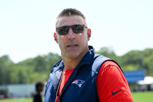 Patriots’ Mike Vrabel jumps into scrum vs. Commanders