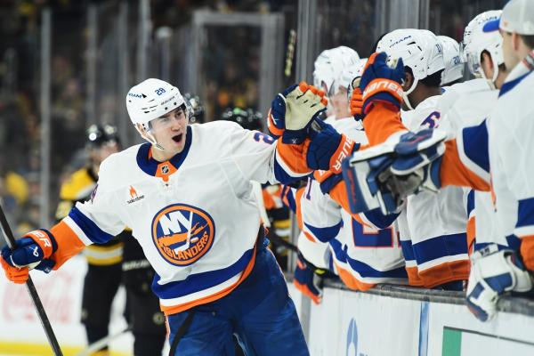 Islanders snap skid while handing Bruins fifth straight loss