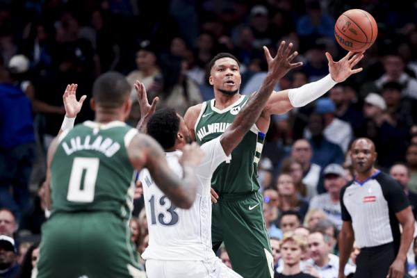 Giannis Antetokounmpo leads Bucks to comeback win over Mavs