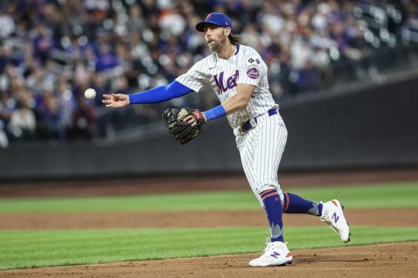 Mets add 2B/OF Jeff McNeil (wrist) to NLCS roster thumbnail