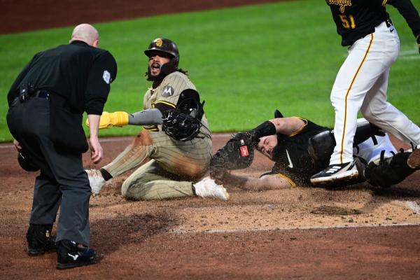 Padres edge Pirates 2-1 on run-scoring wild pitch