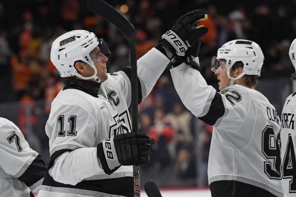 Anze Kopitar rallies Kings past Flyers with late pair