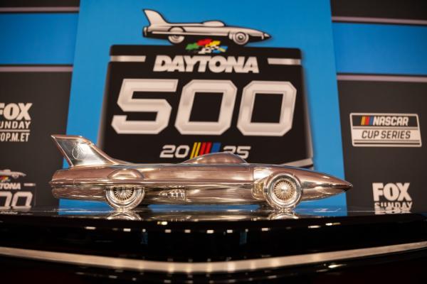 Daytona 500 kicks off new Cup season by testing drivers' strategies