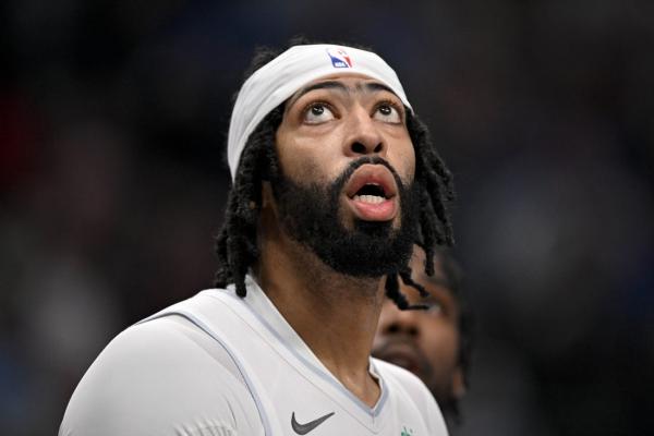 NBA roundup: Anthony Davis dominates, leaves early in Mavs debut