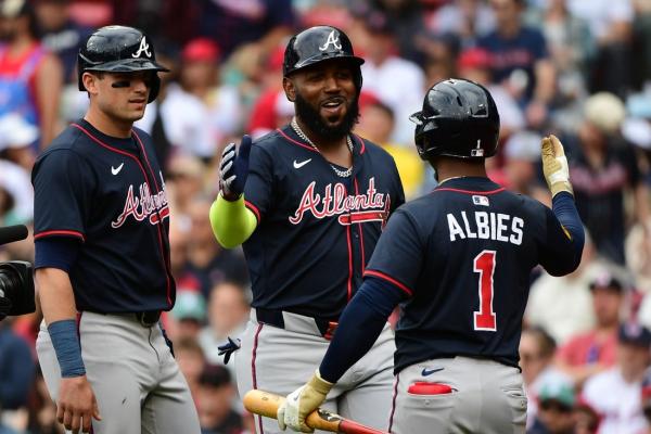 Braves collect 16 hits as they club Red Sox in rubber match
