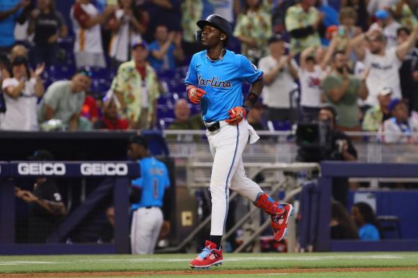 Marlins get timely hits, solid relief to top Mets thumbnail