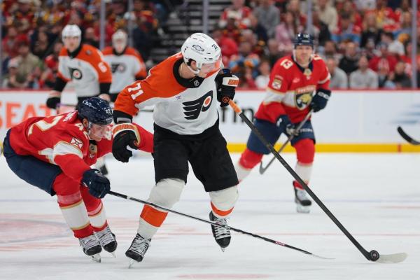 Flyers score 2 in final minute, double up Panthers