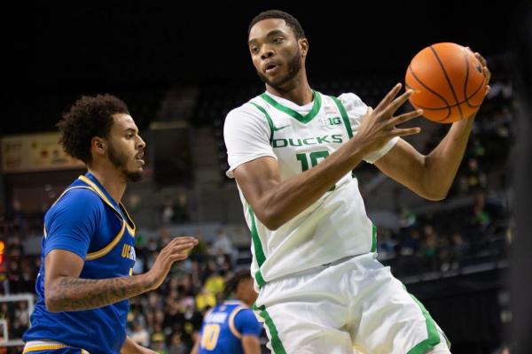 Oregon looks to extend series win streak vs. Montana