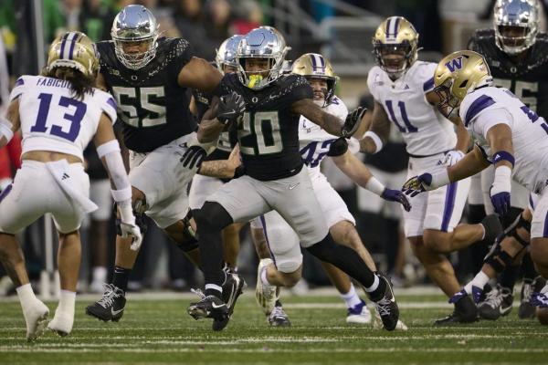 No. 1 Oregon conquers Washington to stay unbeaten