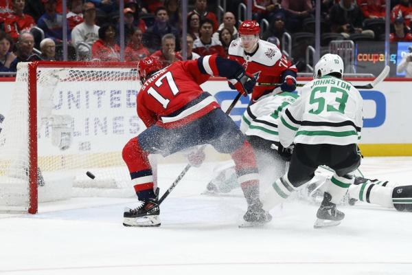 Stars shake out of doldrums with dominant win at Capitals