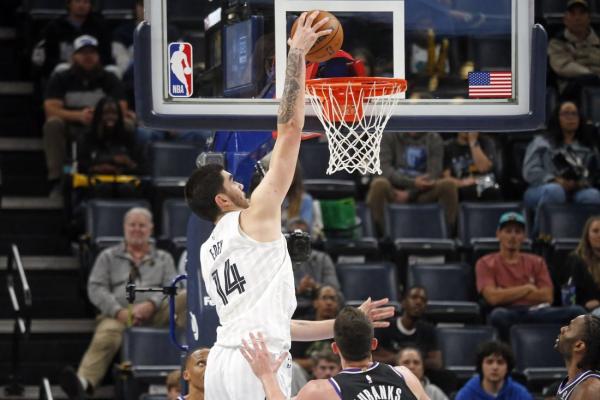 Grizzlies set franchise assist record, Kings drop 8th straight in blowout