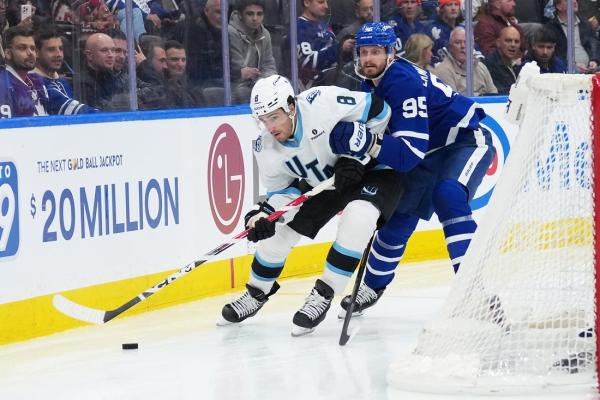 John Tavares snaps tie as Maple Leafs defeat Mammoth