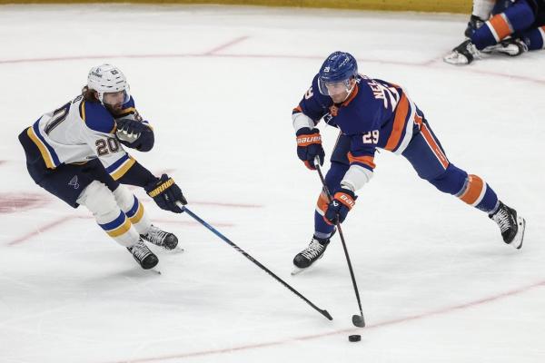 Kyle Palmieri, Brock Nelson lead Islanders past Blues