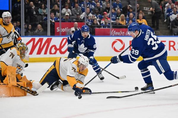 Streaking Maple Leafs slide past slumping Predators