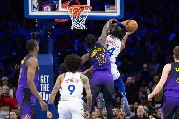 76ers pull away after Lakers’ Anthony Davis (abdomen) exits