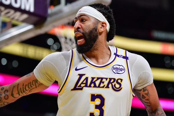 Lakers, in first game after trade, face streaking Cavs thumbnail