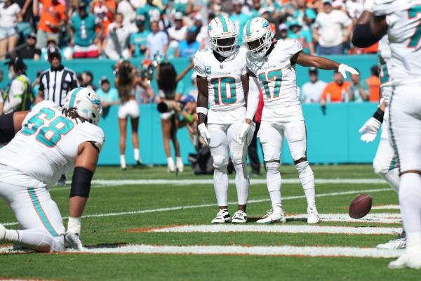 Dolphins' Jaylen Waddle practices; Tyreek Hill (thumb) misses drills with Bucs thumbnail