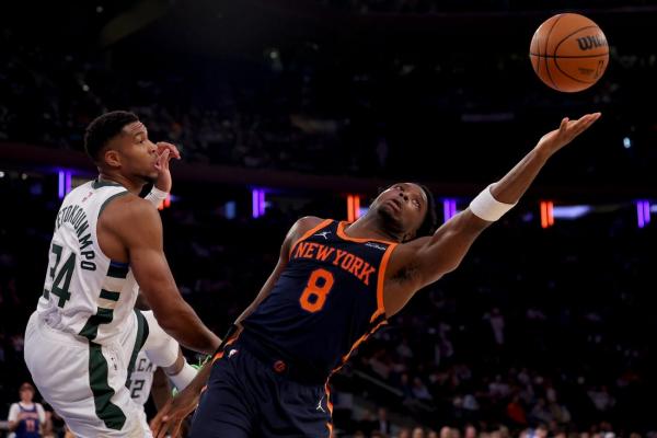 Karl-Anthony Towns leads way as Knicks dump Bucks thumbnail