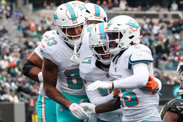Dolphins RB De’Von Achane (ribs) ‘looks good’ to play vs. Steelers
